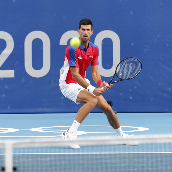 Novak Djokovic bat l'Allemand Jan-Lennard Struff (6-4, 6-3) lors des jeux olympiques de Tokyo 2020, le 26 juillet 2021. © Rodrigo Reyes Marin/ZUMA Press Wire/Bestimage