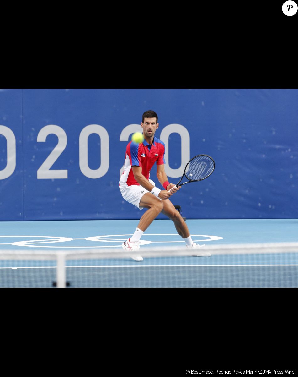 Novak Djokovic bat l'Allemand Jan-Lennard Struff (6-4, 6-3) lors des jeux olympiques de Tokyo 2020, le 26 juillet 2021. © Rodrigo Reyes Marin/ZUMA Press Wire/Bestimage