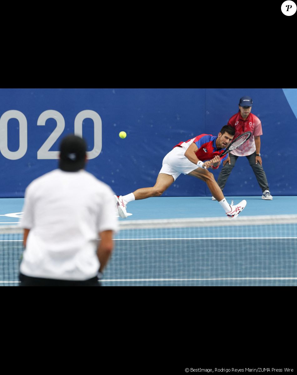Novak Djokovic bat l'Allemand Jan-Lennard Struff (6-4, 6-3) lors des jeux olympiques de Tokyo 2020, le 26 juillet 2021. © Rodrigo Reyes Marin/ZUMA Press Wire/Bestimage