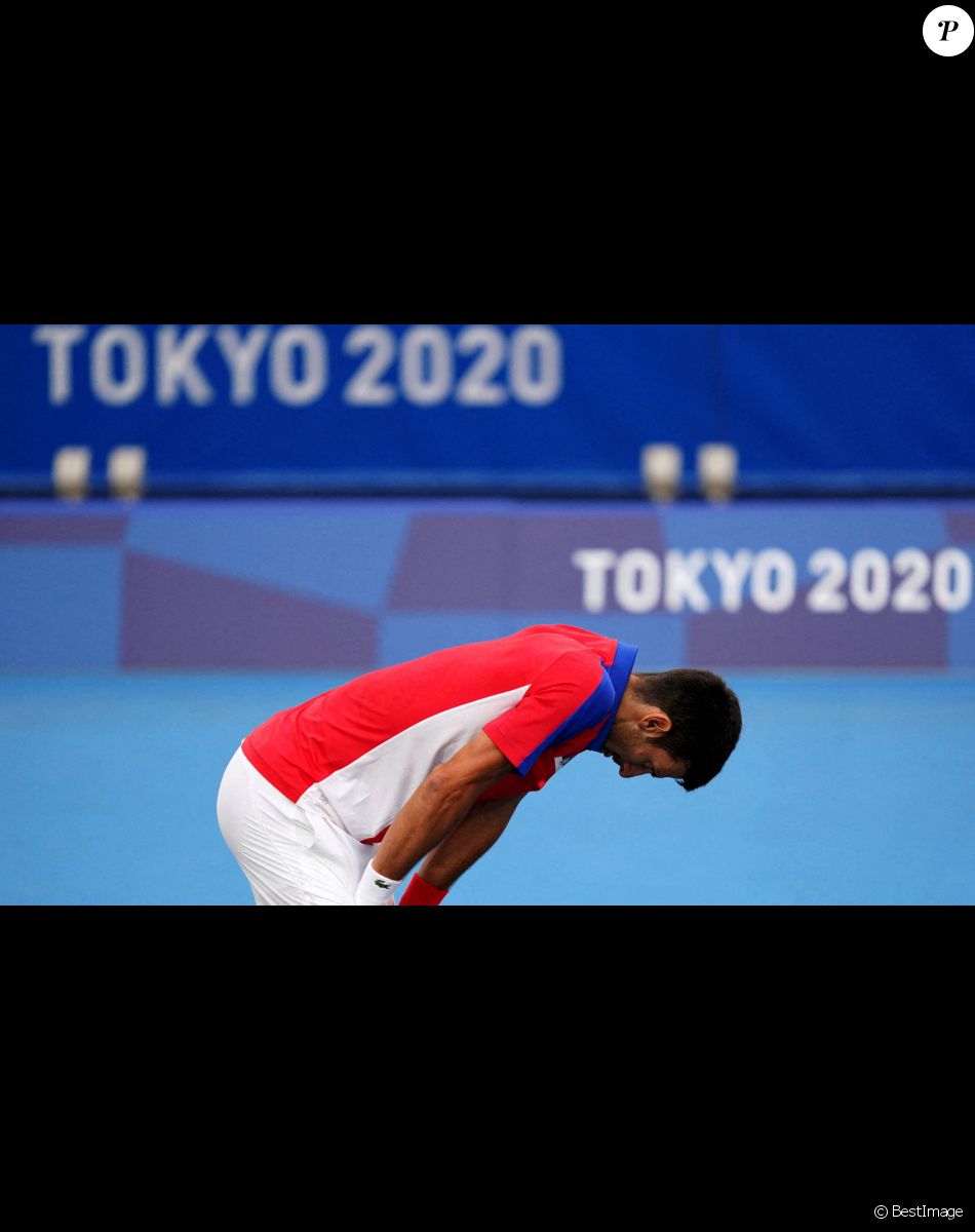 Novak Djokovic bat l'Allemand Jan-Lennard Struff (6-4, 6-3) lors des jeux olympiques de Tokyo 2020, le 26 juillet 2021.