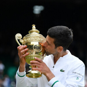 Novak Djokovic remporte la finale du tournoi de Wimbledon face à Marco Berrettini (7/6 - 6/4 - 6/4 - 6/3) à Londres, le 11 juillet 2021.