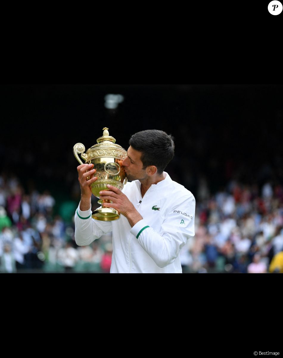 Novak Djokovic remporte la finale du tournoi de Wimbledon face à Marco Berrettini (7/6 - 6/4 - 6/4 - 6/3) à Londres, le 11 juillet 2021.