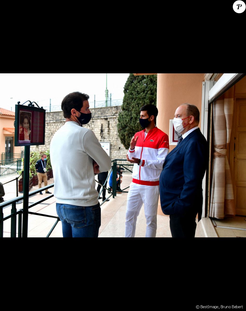 Rafael Nadal, Novak Djokovic et le prince Albert II de Monaco durant le dévoilement d'un plaque en hommage à la Baronne Elisabeth Ann de Massy, présidente de la fédération monégasque de tennis et du Monte-Carlo Country Club au début du Rolex Monte-Carlo Masters 2021, le 11 avril 2021. © Bruno Bebert / Bestimage