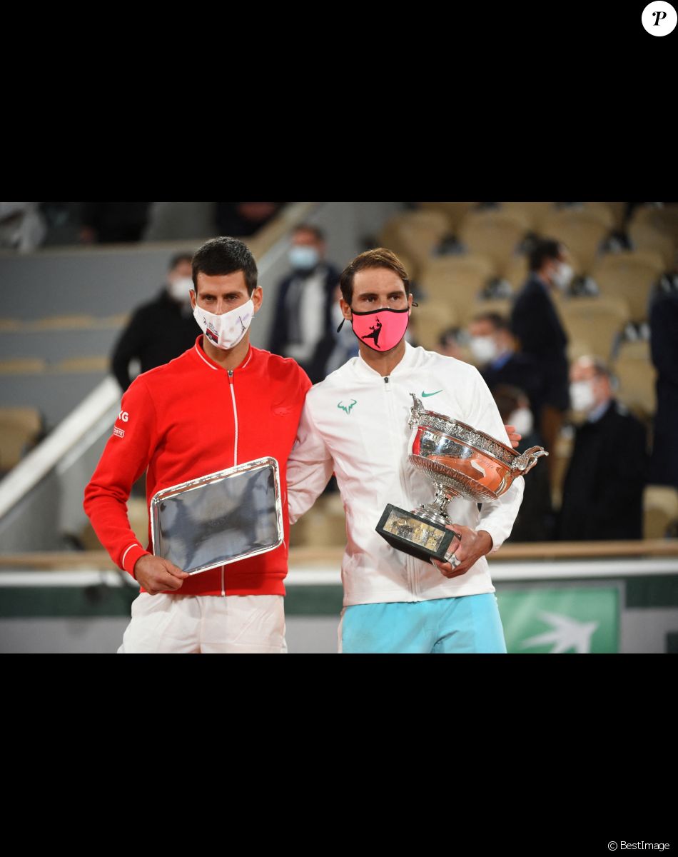 Novak Djokovic, Rafael Nadal, Roland-Garros 2020, Simple Messieurs, Remise de Prix - Rafael Nadal et Iga Swiatek savourent leurs victoires respectives à l'issue du tournoi de tennis de Roland Garros à Paris, le 12 octobre 2020. Rafael Nadal a battu Novak Djokovic (6 - 0, 6 - 2, 7 - 5) tandis que l'Américaine Sofia Kenin s'est inclinée face à la Polonaise Iga Swiatek (6 - 4, 6 - 1), le 11 octobre 2020.