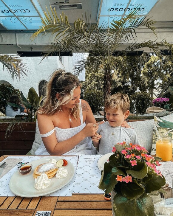 Aurélie Van Daelen et son fils Pharell au restaurant