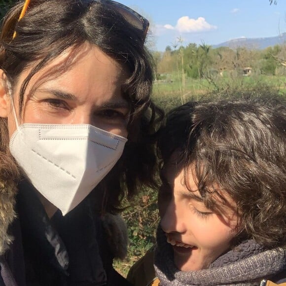 Eglantine Eméyé à la campagne avec son fils Samy, qui a bien grandi !