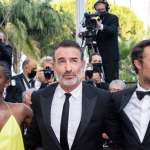 Fatou N'Diaye, Jean-François Halin, Jean Dujardin, Nicolas Bedos, Pierre Niney, Natacha Lindinger - Montée des marches du film " OSS 117 : Alerte rouge en Afrique Noire " lors du 74ème Festival International du Film de Cannes. Le 17 juillet 2021. © Borde-Jacovides-Moreau / Bestimage