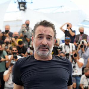 Jean Dujardin au photocall du film Oss 117 : Alerte Rouge En Afrique Noire lors du 74ème festival international du film de Cannes le 17 juillet 2021. © Borde / Jacovides / Moreau / Bestimage