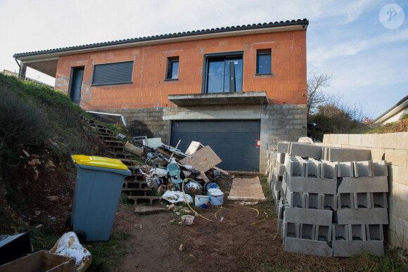 La maison en construction de Delphine Jubillar (Aussaguel) , disparue sans laisser de traces depuis le 16 décembre 2020 à Cagnac les Mines dans le Tarn. Un gendarme et une équipe du service des eaux ont mené des investigations pour chercher des traces dans le réseau raccordé à la maison. Le 7 janvier 2021  © Frédéric Maligne / Bestimage