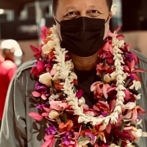Arthur accueilli à Tahiti par sa fille Manava, qui l'a couvert de colliers de fleurs.