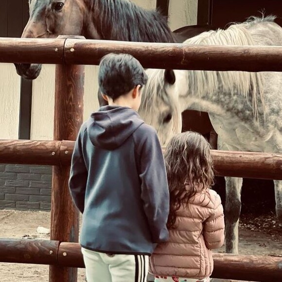 Arthur publie une rare photos de ses enfants Aaron et Manava, le 12 mai 2021, sur Instagram