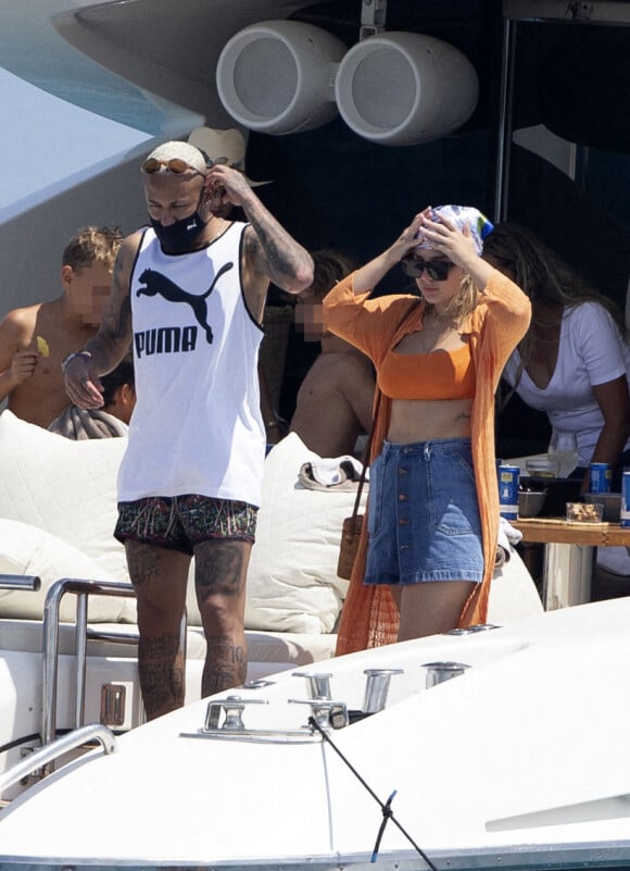 Neymar Jr profite du soleil avec des amis sur un yacht à Ibiza, le 2 août 2021.