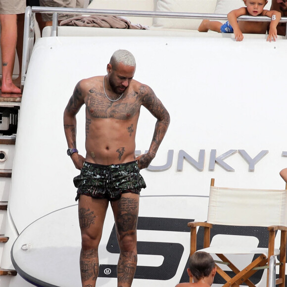 Neymar passe des vacances ensoleillées avec des amis sur un yacht au large de Formentera dans les îles Baléares, le 2 août 2021.