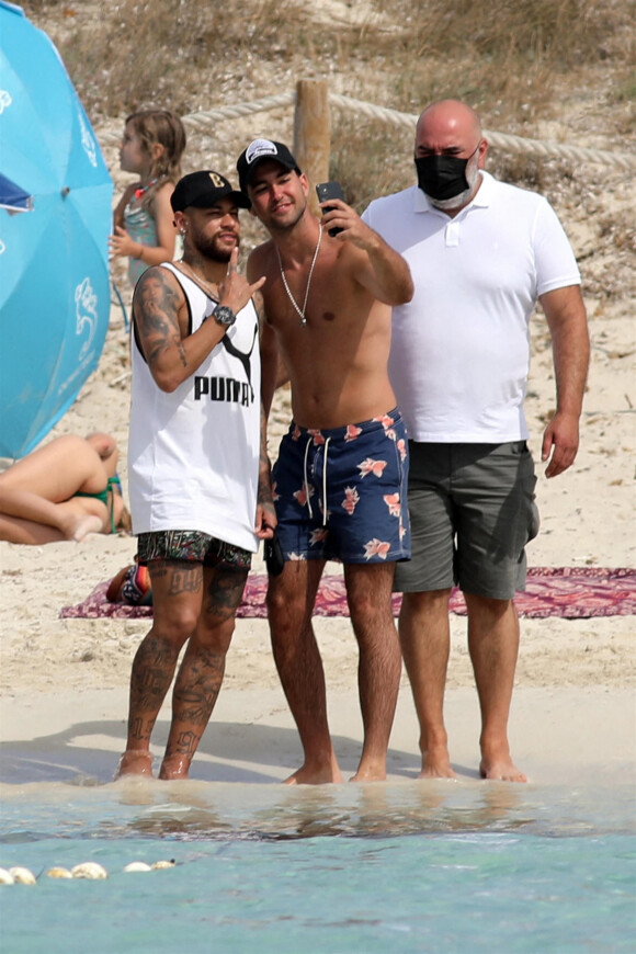 Neymar passe des vacances ensoleillées avec des amis sur un yacht au large de Formentera dans les îles Baléares, le 2 août 2021.