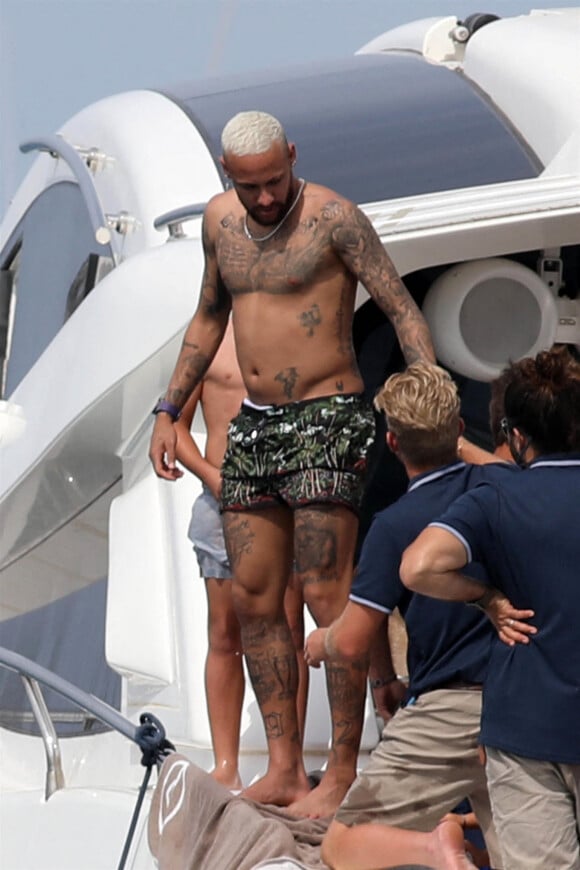 Neymar passe des vacances ensoleillées avec des amis sur un yacht au large de Formentera dans les îles Baléares, le 2 août 2021.