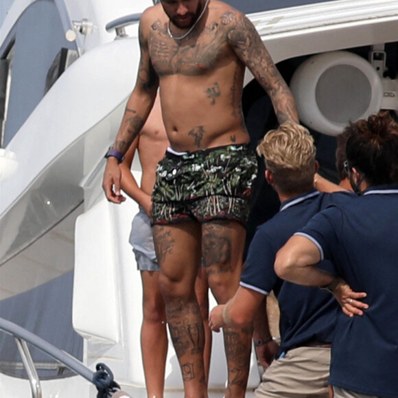 Neymar passe des vacances ensoleillées avec des amis sur un yacht au large de Formentera dans les îles Baléares, le 2 août 2021.