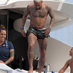 Neymar passe des vacances ensoleillées avec des amis sur un yacht au large de Formentera dans les îles Baléares, le 2 août 2021.