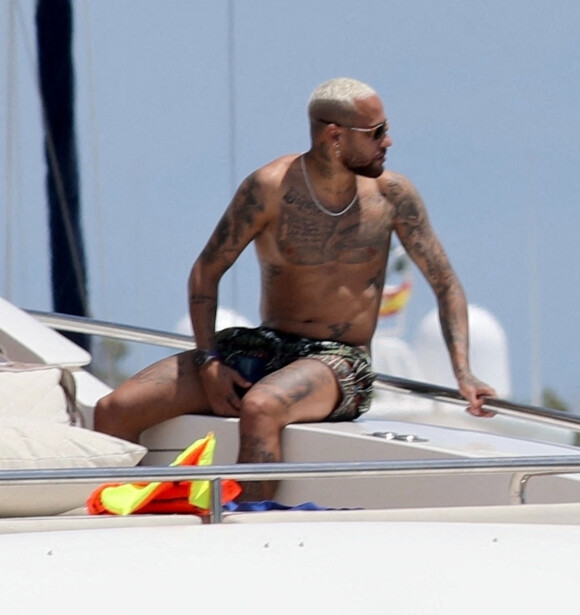 Le joueur de football international brésilien et du Paris Saint-Germain (PSG) Neymar Jr. passe du bon temps avec des amis sur yacht au large de l'île d'Ibiza, Espagne, le 2 août 2021.