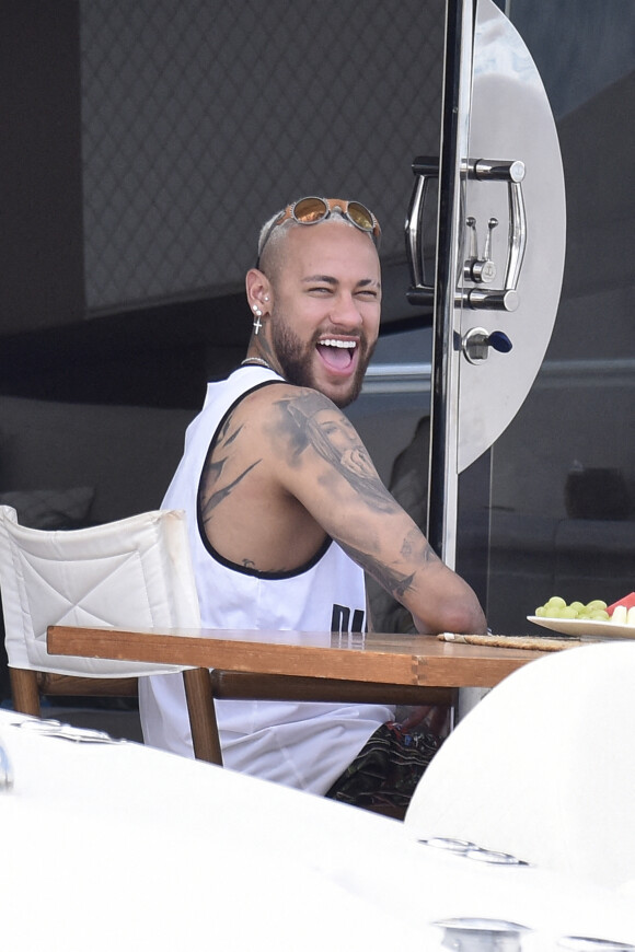Le joueur de football international brésilien et du Paris Saint-Germain Neymar Jr. passe du bon temps avec des amis sur yacht au large de l'île d'Ibiza, Espagne.
