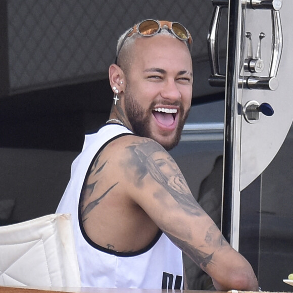 Le joueur de football international brésilien et du Paris Saint-Germain Neymar Jr. passe du bon temps avec des amis sur yacht au large de l'île d'Ibiza, Espagne.