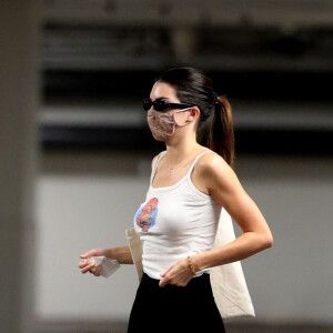 Exclusif - Kendall Jenner a été aperçue dans un parking à Los Angeles, le 1er août 2021.