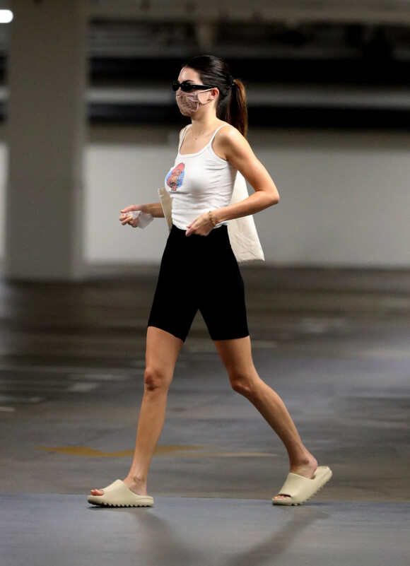 Exclusif - Kendall Jenner a été aperçue dans un parking à Los Angeles, le 1er août 2021.