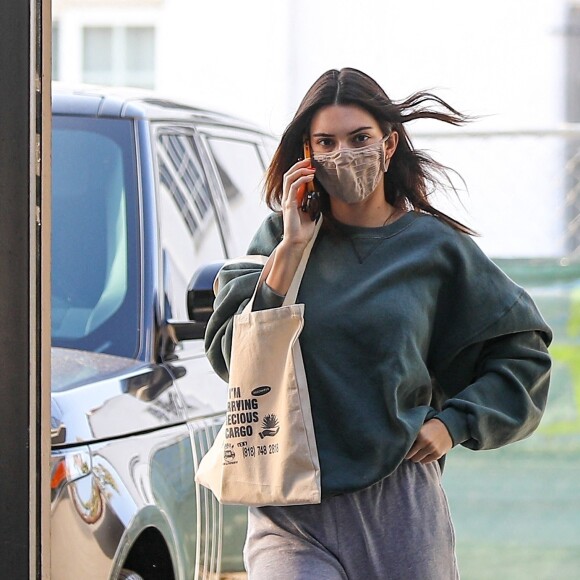 Exclusif - Kendall Jenner porte un jogging dans les rues de Beverly Hills, Los Angeles, le 26 juillet 2021.