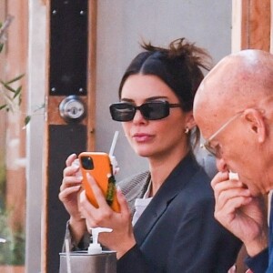 Exclusif - Kendall Jenner est allée déjeuner seule à Croft Alley dans le quartier de Beverly Hills à Los Angeles, le 13 juillet 2021.