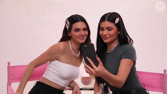 Kylie et Kendall Jenner tournent une séquence "Get Ready With Me" dans laquelle elle boivent de la Tequila et se maquillent avec la gamme de cosmétiques "Kylie Cosmetics". Los Angeles. Le 17 mars 2021.