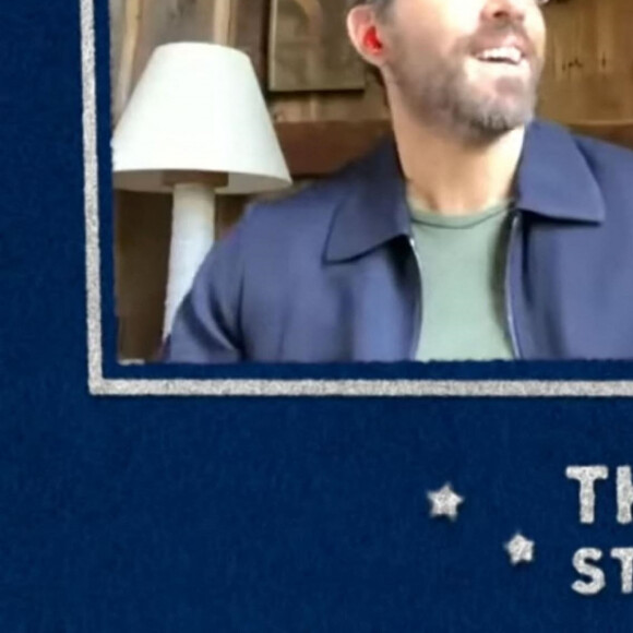 Ryan Reynolds plaisante sur quarantaine avec sa famille Hollywoodienne dans l'émission "The Tonight Show: Home Edition".