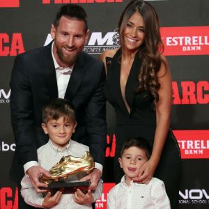 Le joueur du FC Barcelone, Lionel Messi reçoit le sixième "Soulier d'or" de sa carrière, en présence de sa femme Antonella Roccuzzo et de ses fils Thiago et Mateo à Barcelone, le 16 octobre 2019.