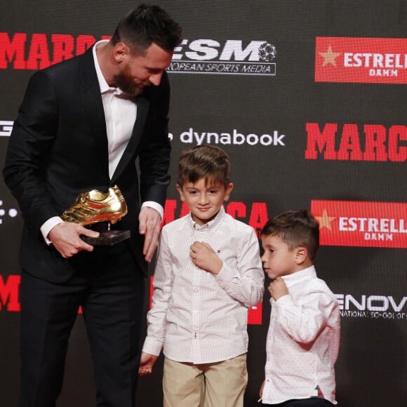 Le joueur du FC Barcelone, Lionel Messi reçoit le sixième "Soulier d'or" de sa carrière, en présence de sa femme Antonella Roccuzzo et de ses fils Thiago et Mateo à Barcelone, le 16 octobre 2019.