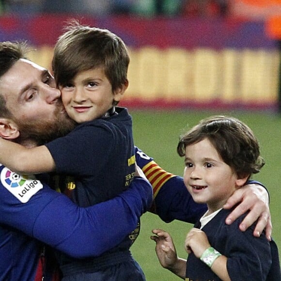 Lionel Messi heureux avec ses fils Thiago et Mateo le 27 avril 2019 au Camp Nou après la victoire (1-0) du FC Barcelone contre Levante, assurant au club catalan un 26e titre de champion d'Espagne.