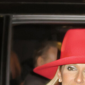 Exclusif - Celine Dion salue ses fans à la fenêtre du véhicule qui la transporte dans les rues de Toronto au Canada, 9 décembre 2019. 