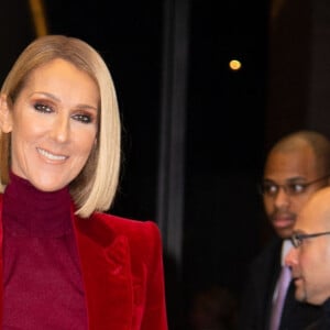 Celine Dion arbore un total look rouge satin et velour à la sortie de son hôtel à New York, le 14 novembre 2019 