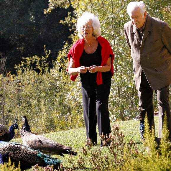 Archive - Pierre Bellemare et sa femme Roselyne posent dans leur maison de campagne près de Bergerac, Dordogne, France, le 22 octobre 2011. © Patrick Bernard/Bestimage