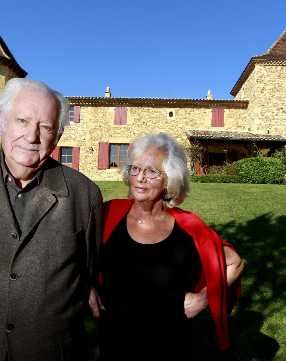 Pierre Bellemare et sa femme Roselyne posent dans leur maison de campagne près de Bergerac, Dordogne, France, le 22 octobre 2011. © Patrick Bernard/Bestimage