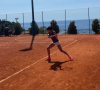 Alizé Lim joue au tennis en vacances à Saint-Tropez. Story Instagram du 9 août 2021.