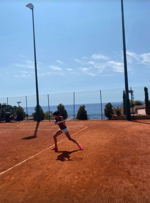 Alizé Lim joue au tennis en vacances à Saint-Tropez. Story Instagram du 9 août 2021.