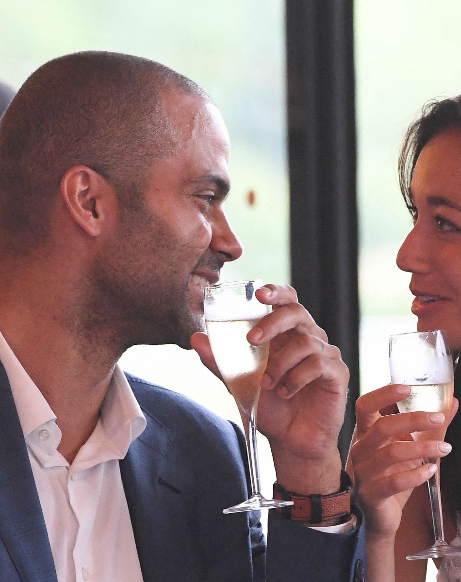 Tony Parker et sa compagne Alizé Lim à l'Hippodrome Paris Longchamp le 17 juin 2021. © Coadic Guirec / Bestimage
