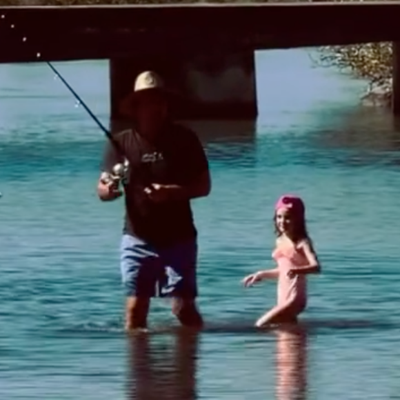 Arthur pêche avec sa fille Manava (6 ans). Août 2021.