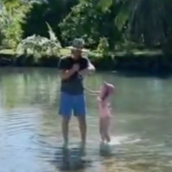 Arthur pêche avec sa fille Manava (6 ans). Août 2021.