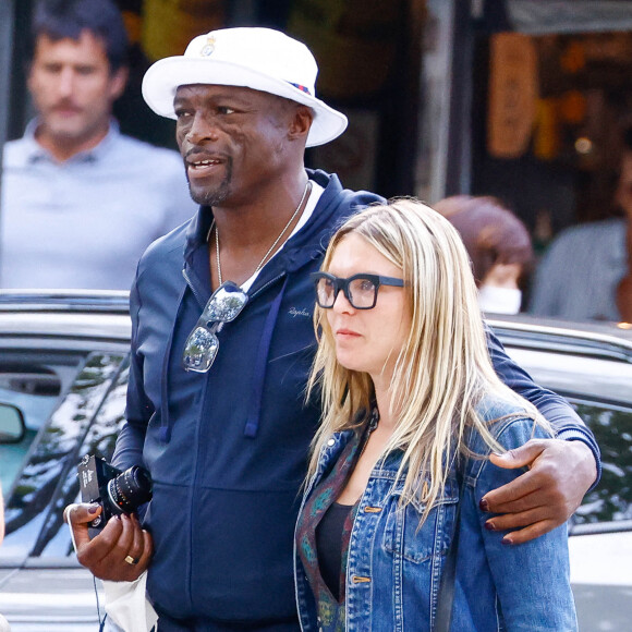Le chanteur Seal et sa nouvelle compagne se baladent dans les rues de Saint-Tropez.