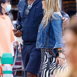 Le chanteur Seal et sa nouvelle compagne se baladent dans les rues de Saint-Tropez, le 4 août 2021.