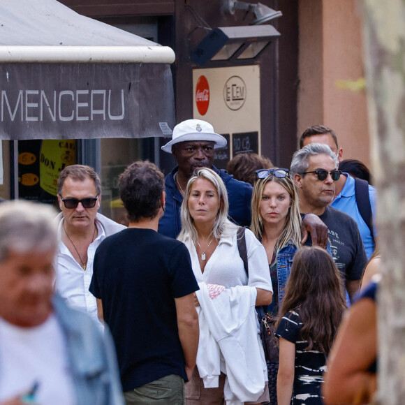 Le chanteur Seal et sa nouvelle compagne se baladent dans les rues de Saint-Tropez, le 4 août 2021.