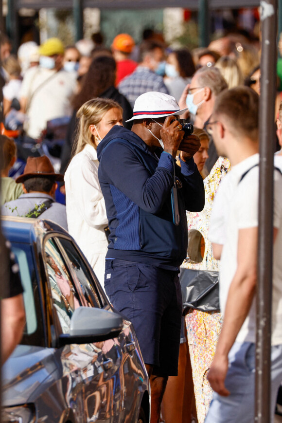 Le chanteur Seal et sa nouvelle compagne se baladent dans les rues de Saint-Tropez, le 4 août 2021.