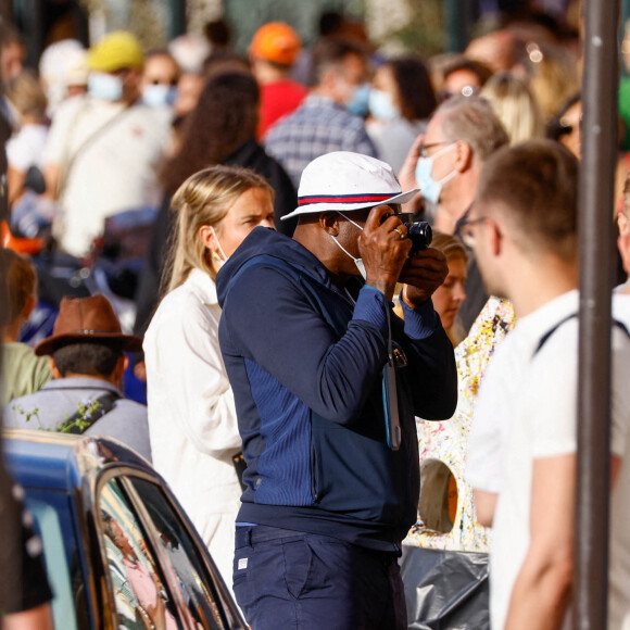Le chanteur Seal et sa nouvelle compagne se baladent dans les rues de Saint-Tropez, le 4 août 2021.