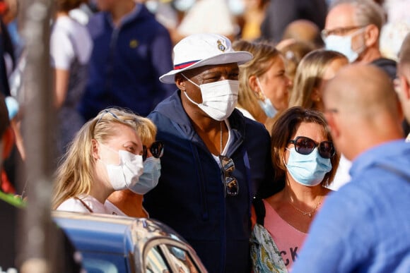 Le chanteur Seal et sa nouvelle compagne se baladent dans les rues de Saint-Tropez, le 4 août 2021.