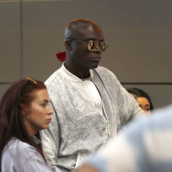 Seal se prépare à prendre l'avion pour l'Europe en compagnie d'une inconnue à l'aéroport de Los Angeles. Le 30 juillet 2019.