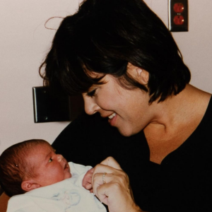 Kris Jenner et sa fille Kylie Jenner, bébé. Août 2021.